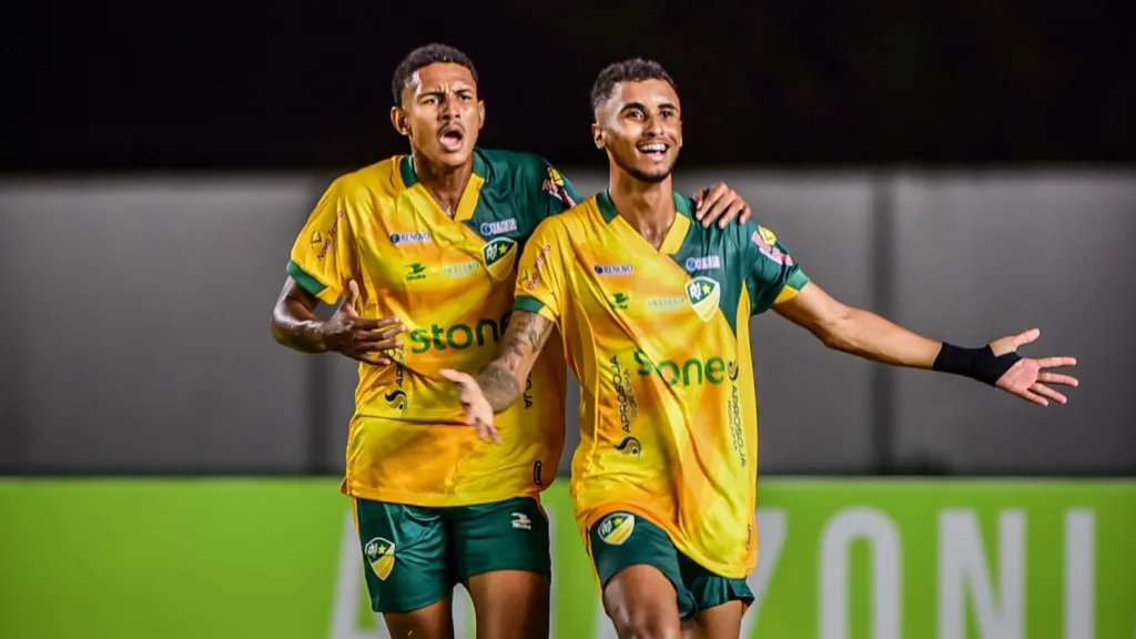 Jogadores do Monte Roraima celebram gol contra o Rio Negro em estreia pelo Roraimense 2025 (Foto: Hélio Garcias/BV Esportes)