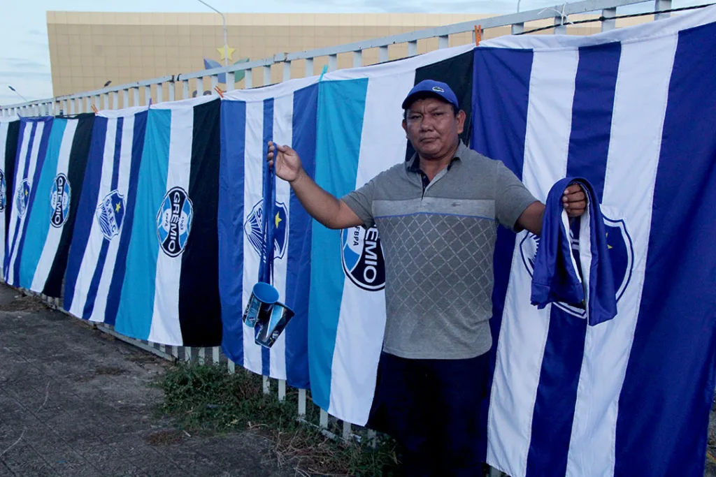 Armando é vendedor de bandeiras de time há 20 anos (Foto: Wenderson Cabral/FolhaBV) 