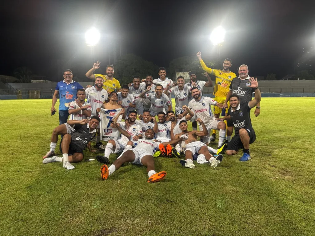 Elenco do São Raimundo comemorando a classificação contra o Remo. (Foto: Reprodução)