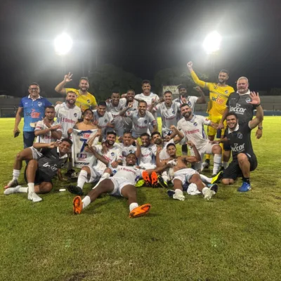 Elenco do São Raimundo comemorando a classificação contra o Remo. (Foto: Reprodução)