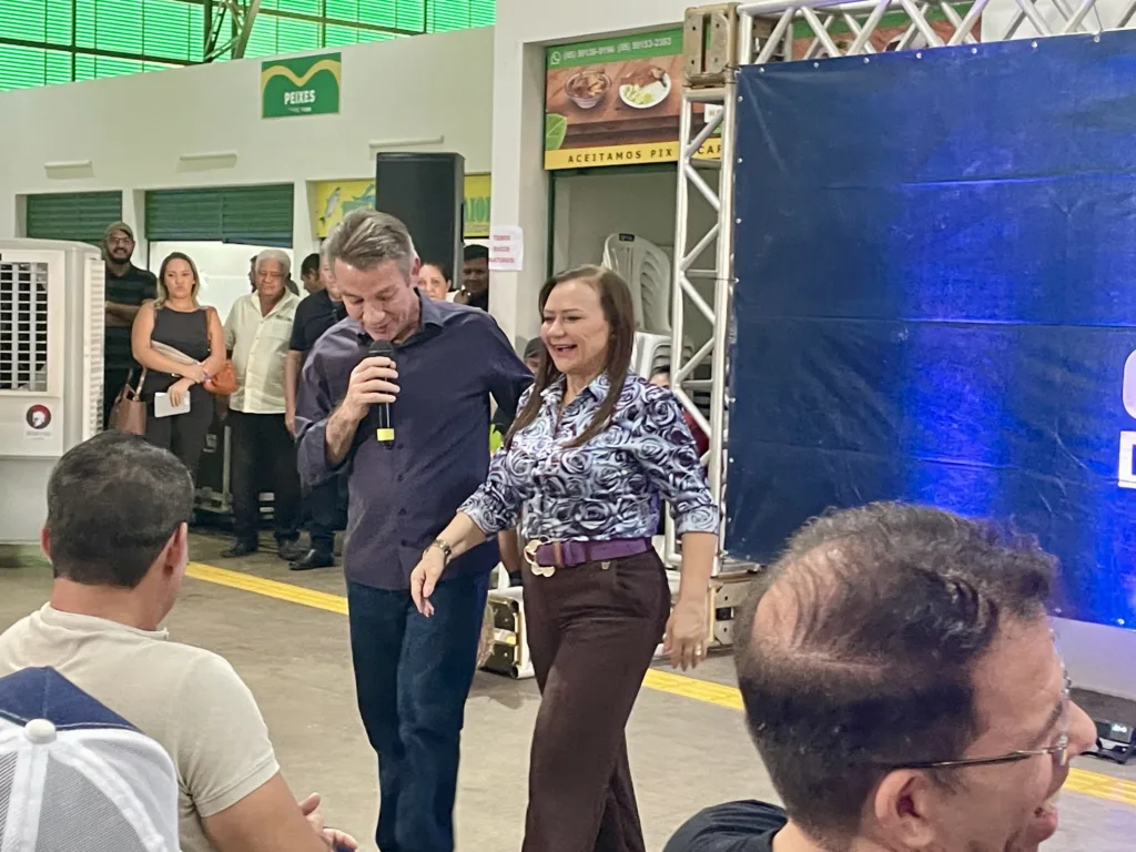 Antônio Denarium e Dilma Costa na entrega de 350 títulos definitivos urbanos e rurais na Feira do Passarão. Foto: Adriele Lima/FolhaBV Antônio Denarium e Dilma Costa na entrega de 350 títulos definitivos urbanos e rurais na Feira do Passarão. Foto: Adriele Lima/FolhaBV