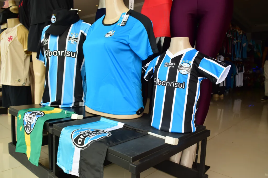 Loja do Pricumã precisou repor estoque de camisas do Grêmio após unidades da vitrine acabarem (Foto: Nilzete Franco/FolhaBV)