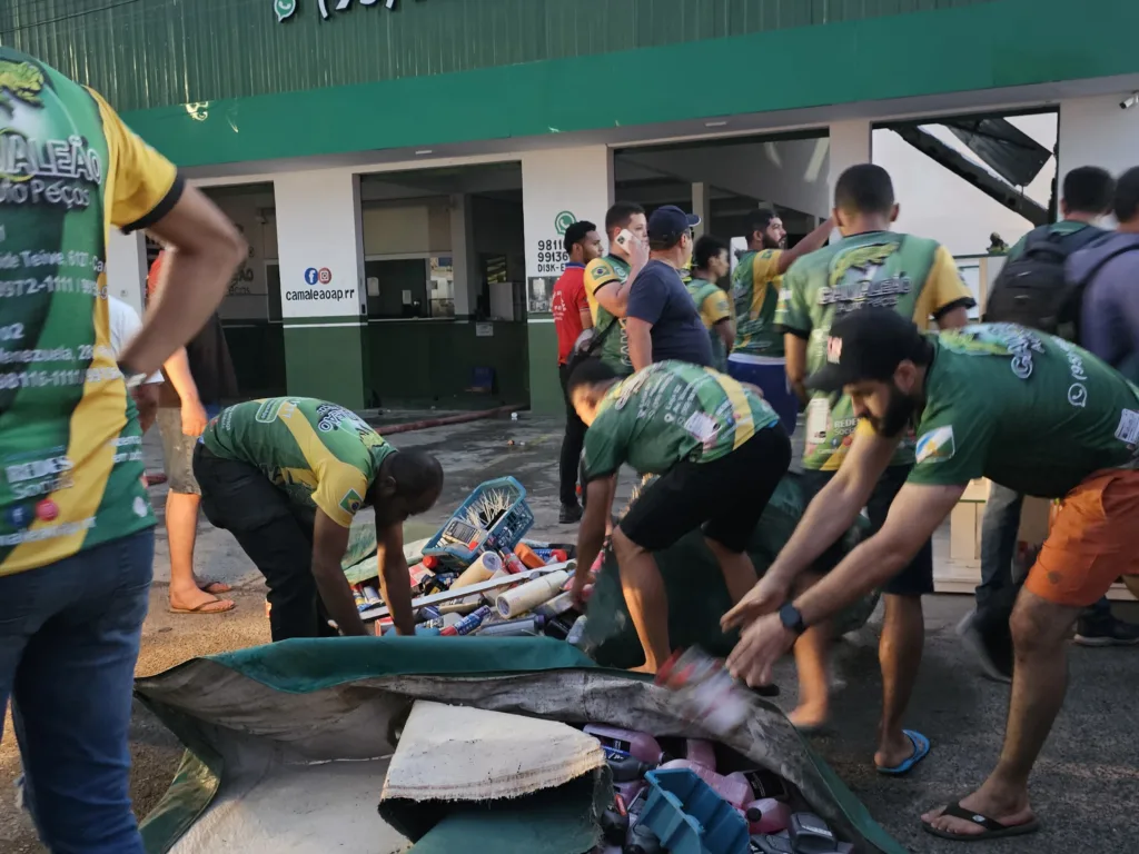 Funcionários tentando salvar os produtos. (Foto: Fernanda Vasconcelos)