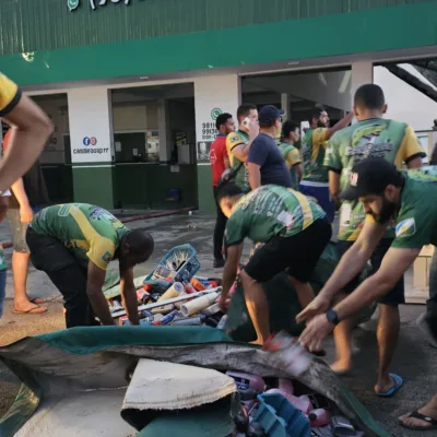 Funcionários tentando salvar os produtos. (Foto: Fernanda Vasconcelos)