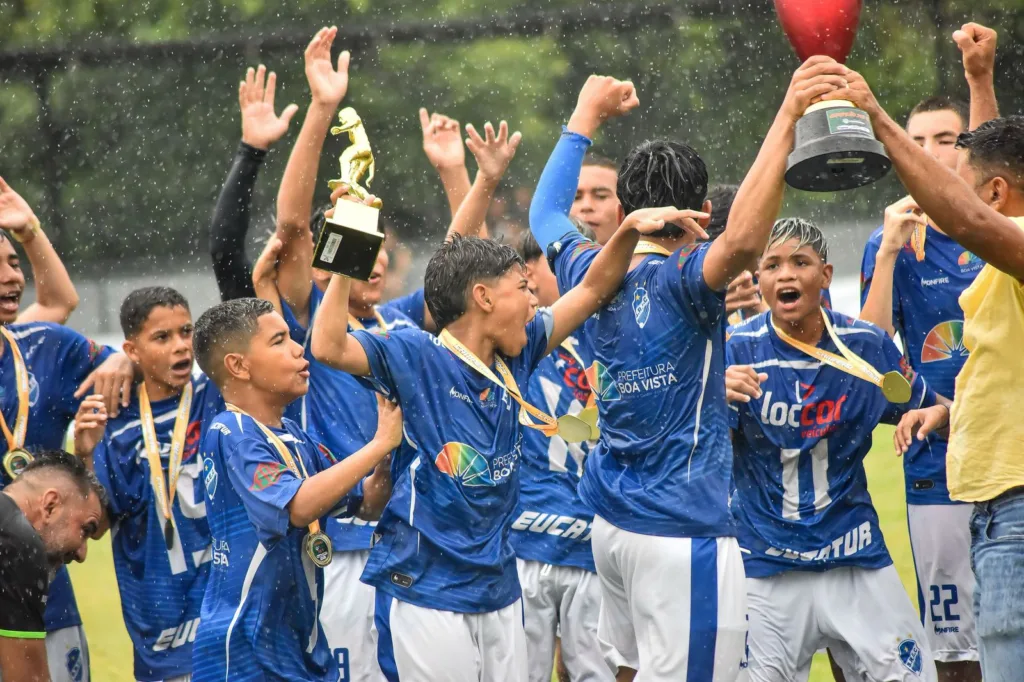 Mundão Sub-15 comemorando o título. (Foto: Reprodução/São Raimundo-RR)