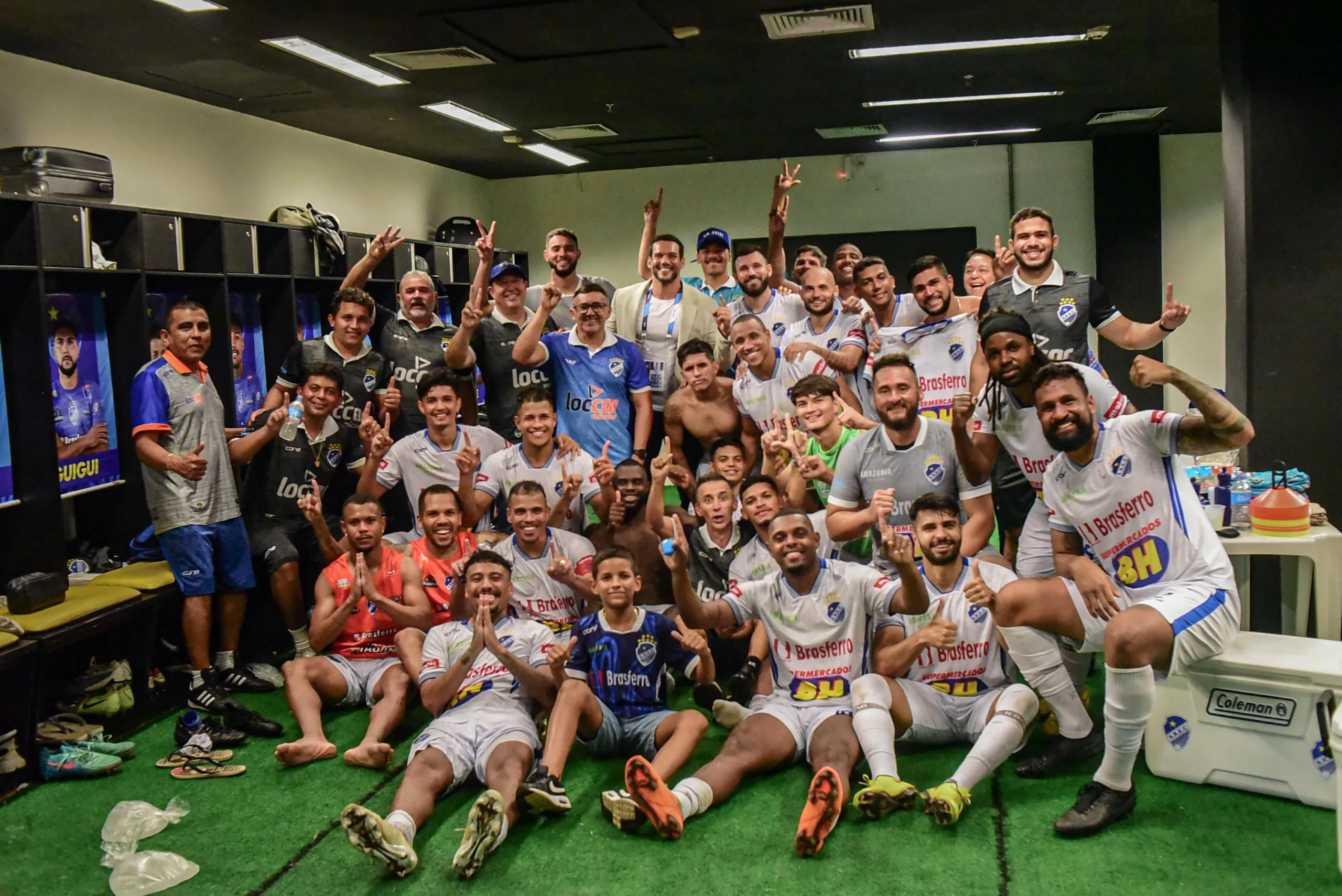 Jogadores do São Raimundo após classificação inédita para a semifinal da Copa Verde. (Hélio Garcias/São Raimundo)