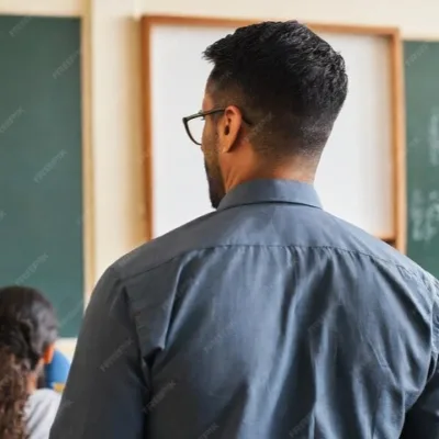 O aumento beneficia os professores da rede pública de ensino que lecionam para a educação básica, com carga horária mínima de 40 horas semanais. (Foto: Reprodução/Freepik)