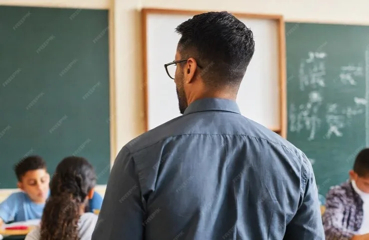 O aumento beneficia os professores da rede pública de ensino que lecionam para a educação básica, com carga horária mínima de 40 horas semanais. (Foto: Reprodução/Freepik)