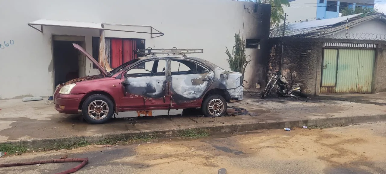 Veículos atingidos. (Foto: Divulgação)