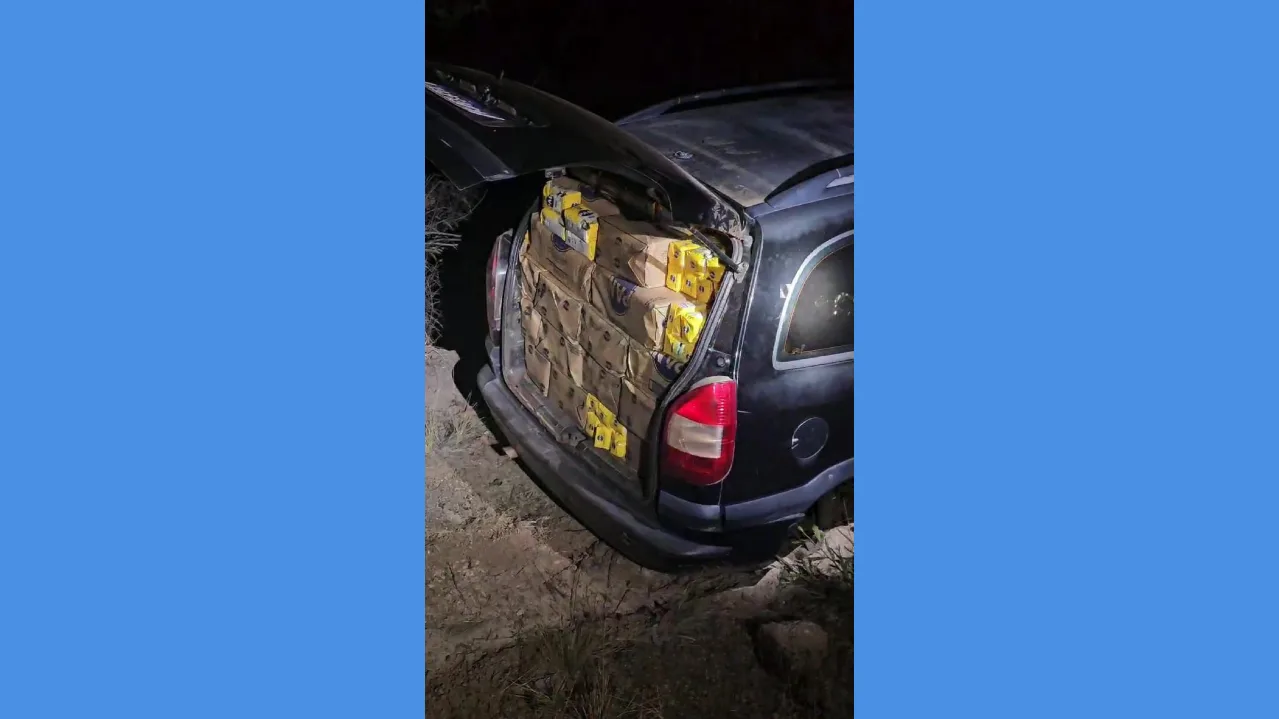 Ocupantes de carro com 69 fardos contrabandeados de farinha de milho venezuelana fugiram (Foto: Divulgação)
