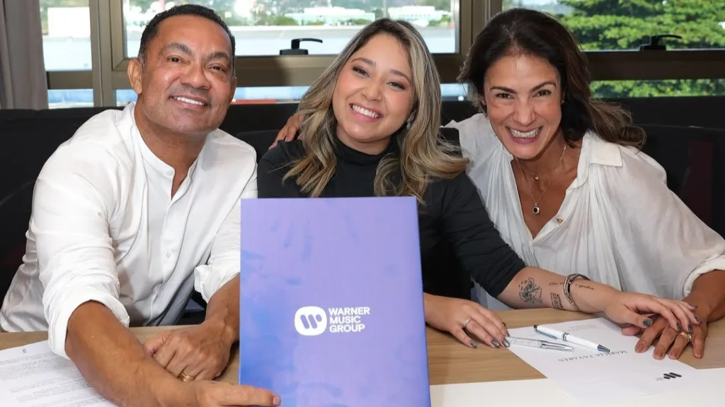 Marília Tavares com Toninho Duettos, dono da Duettos Music, empresa que agencia a carreira da artista (Foto: Reprodução/Instagram)