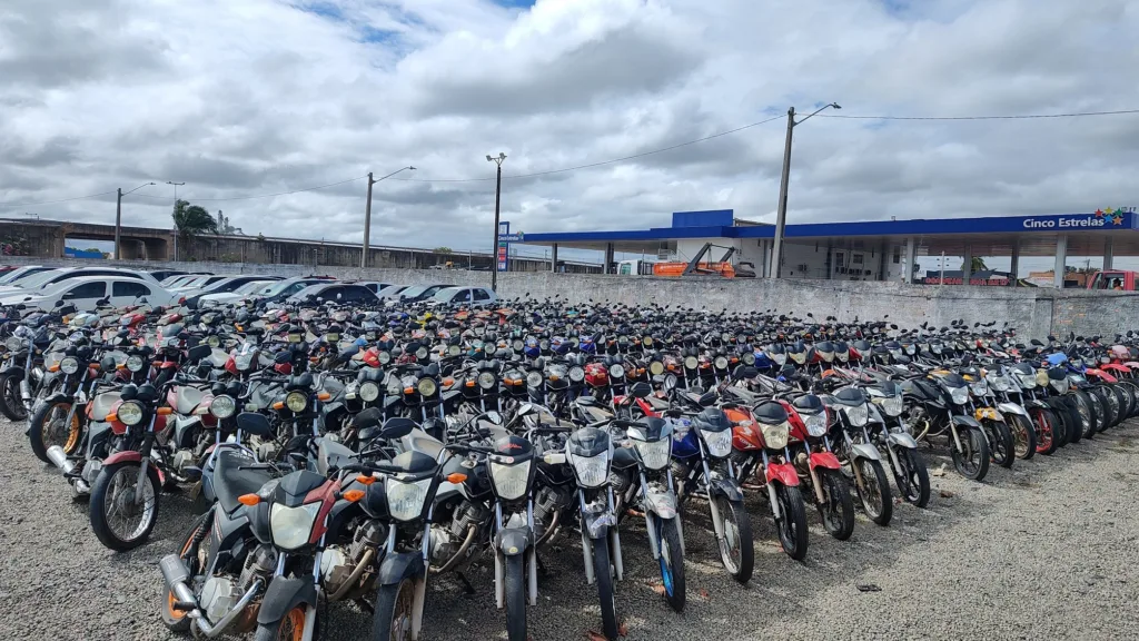 Serão leiloados mais de 200 lotes, entre carros e motocicletas recuperáveis e sucatas (Foto: Ascom/Detran) 