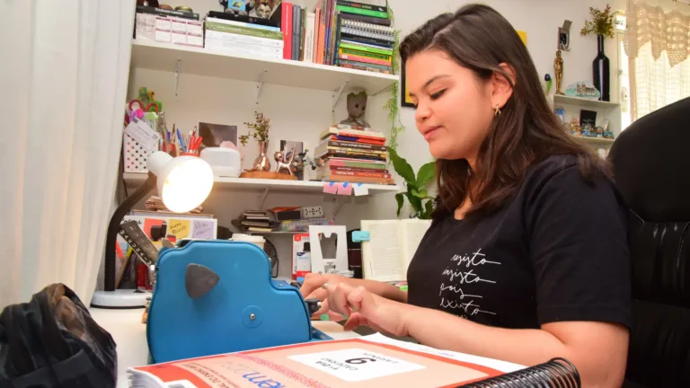 Bianca conta que nunca viu a deficiência como um obstáculo, mas precisou se adpatar. (Foto: Nilzete Franco/FolhaBV