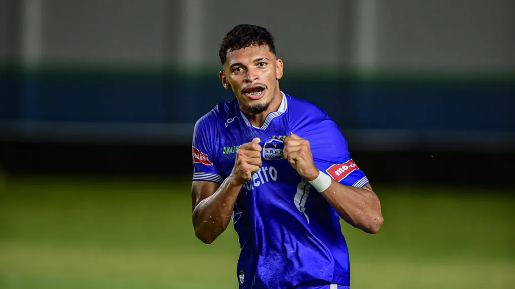 Railson, do São Raimundo, celebra gol contra o Amazonas pelas quartas de final da Copa Verde (Foto: Hélio Garcias/BV Esportes)