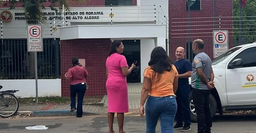 Momento em que o documento é entregue no Ministério Público de Alto Alegre (Foto: Divulgação) 