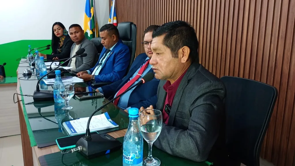 O prefeito Tuxaua Benísio discursa durante a abertura do ano legislativo na Câmara de Uiramutã (Foto: Divulgação)