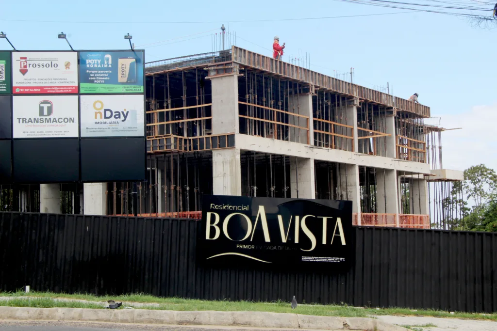 Residencial é construído no cruzamento da avenida Bento Brasil com a rua Coronel Mota, no Centro (Foto: Wenderson Cabral/FolhaBV)