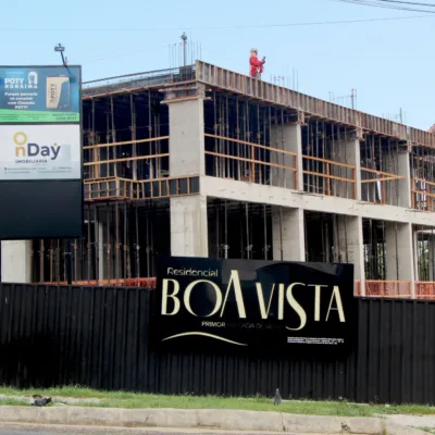 Residencial é construído no cruzamento da avenida Bento Brasil com a rua Coronel Mota, no Centro (Foto: Wenderson Cabral/FolhaBV)