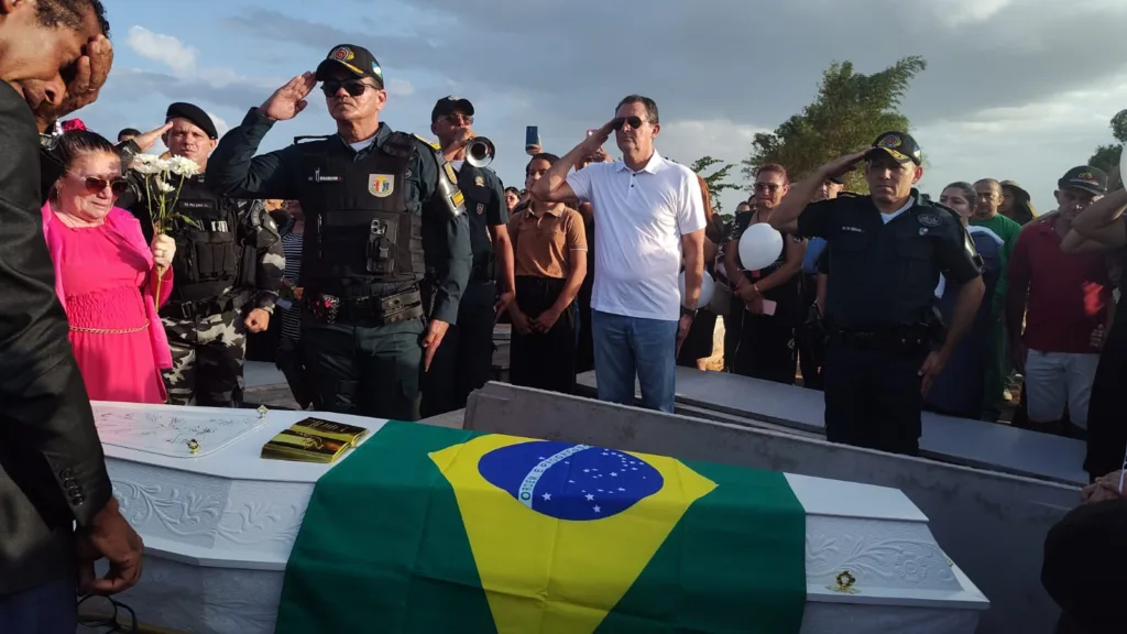 Momento em que os militares prestam continência ao sargento (Foto: Marília Mesquita/FolhaBV) 