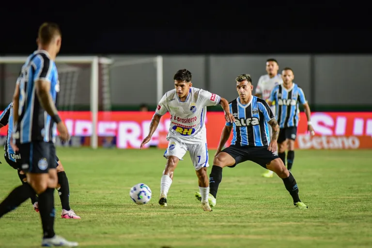 Meia Ygor, do São Raimundo, em ação contra o Grêmio (Foto: Hélio Garcias/FolhaBV)