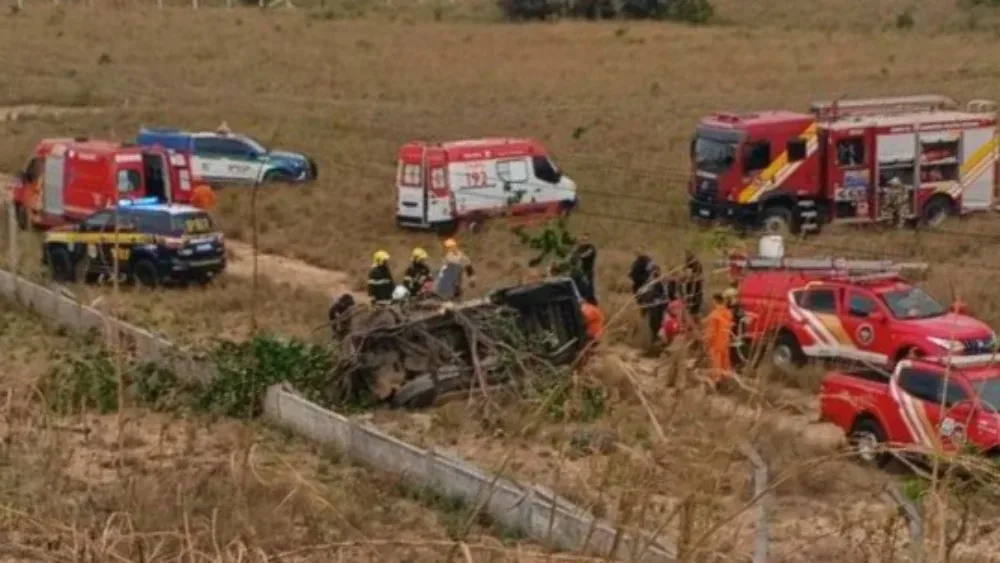 Acidente ocorreu no dia 12 de fevereiro, quando o motorista perdeu o controle da caminhonete Toyota Hilux e capotou após colidir com a grade de proteção do viaduto. (Foto: Reprodução)