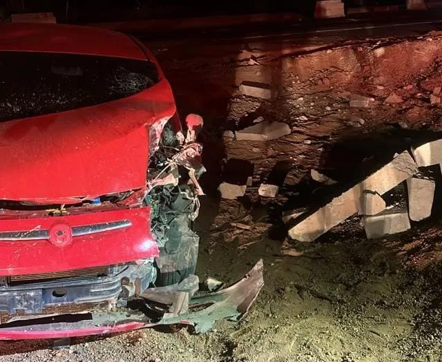 A frente do carro ficou destruída (Foto: Divulgação) 