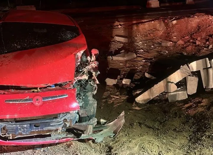 A frente do carro ficou destruída (Foto: Divulgação) 