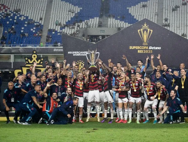 Jogadores comemorando a conquista da Supercopa. (Foto: Gilvan de Souza/CRF)