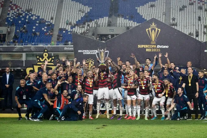 Jogadores comemorando a conquista da Supercopa. (Foto: Gilvan de Souza/CRF)