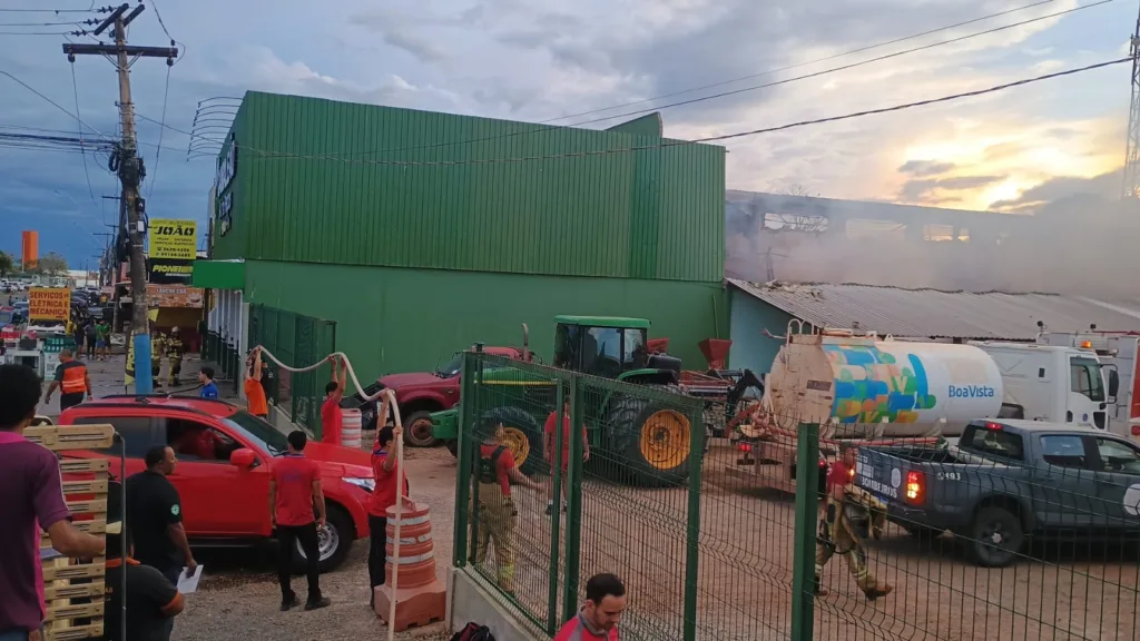 O incêndio destruiu completamente o depósito da loja. Foto: Wenderson Cabral/FolhaBV