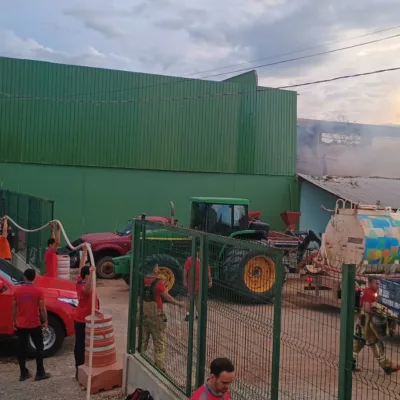 O incêndio destruiu completamente o depósito da loja. Foto: Wenderson Cabral/FolhaBV