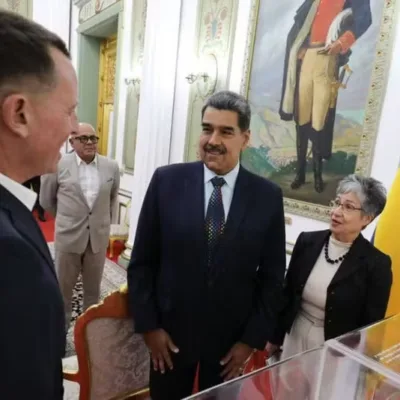 O presidente venezuelano, Nicolás Maduro, encontra o enviado especial dos EUA Richard Grenell — Foto: Presidência da Venezuela