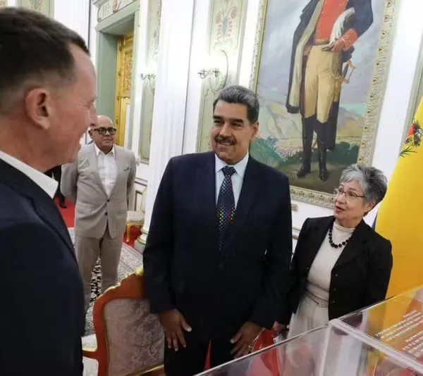 O presidente venezuelano, Nicolás Maduro, encontra o enviado especial dos EUA Richard Grenell — Foto: Presidência da Venezuela