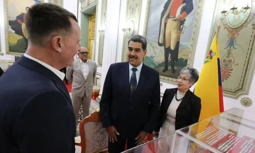 O presidente venezuelano, Nicolás Maduro, encontra o enviado especial dos EUA Richard Grenell — Foto: Presidência da Venezuela