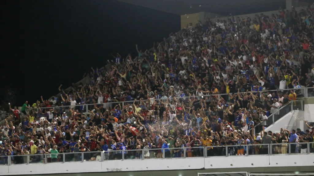 Torcida compareceu em peso para o confronto entre São Raimundo e Grêmio (Foto: Déborah Nascimento/Folha BV)