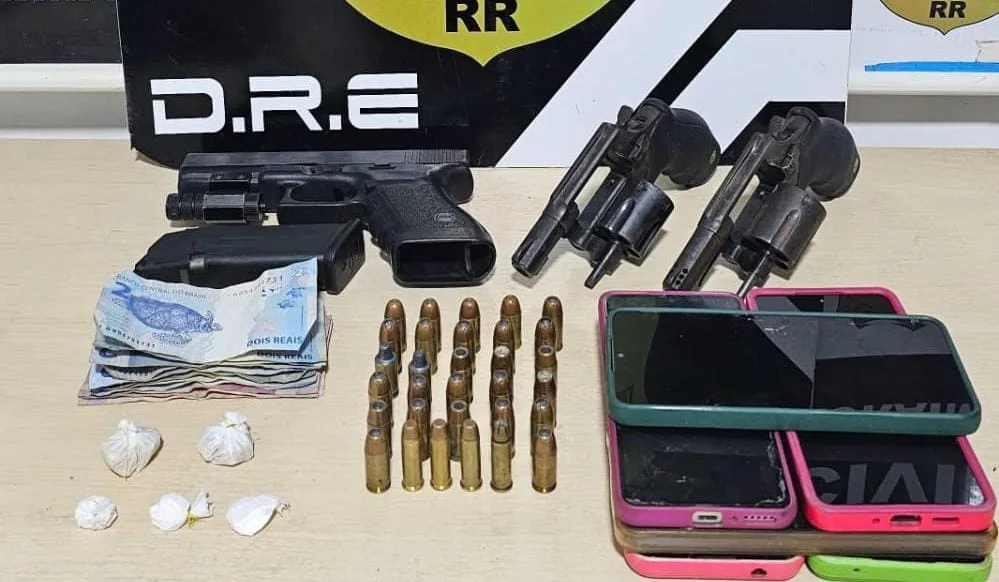 Armas de fogo, munições, dinheiro, drogas e celulares apreendidos com os envolvidos (Foto: Ascom/PCRR) 