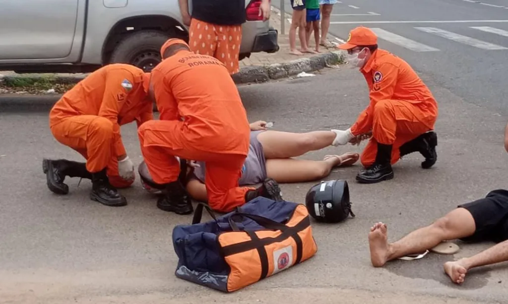 Momento em que as vítimas são atendidas pelo Resgate do Corpo de Bombeiros (Foto: Divulgação) 