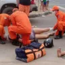 Momento em que as vítimas são atendidas pelo Resgate do Corpo de Bombeiros (Foto: Divulgação) 