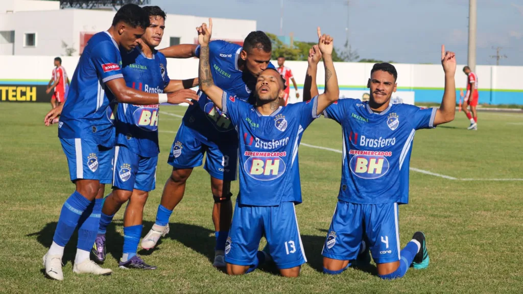 Jogadores do São Raimundo comemoram o primeiro gol da partida. Foto: Déborah Nascimento (FolhaBv)