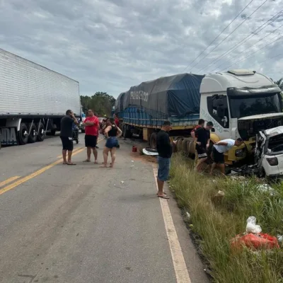 A vítima conduzia o veículo Strada, que colidiu frontalmente com a carreta (Foto: Divulgação) 