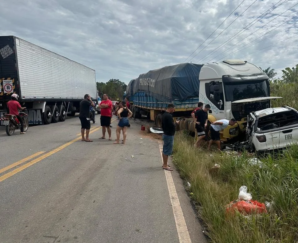 A vítima conduzia o veículo Strada, que colidiu frontalmente com a carreta (Foto: Divulgação) 