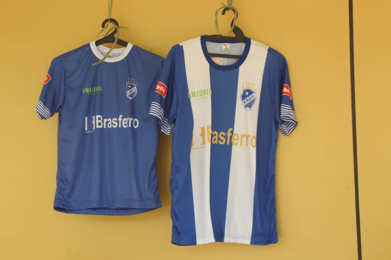 Camisas do São Raimundo são vendidas na entrada do estádio Canarinho (Foto: Wenderson Cabral/Folha BV)