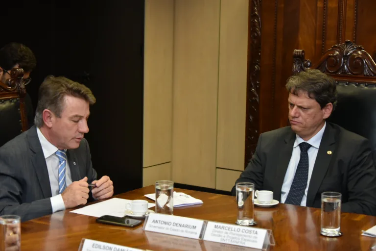 O governador Antonio Denarium durante reunião com o então ministro da Infraestrutura, Tarcísio Freitas - 27/03/2019 (Foto: Alberto Ruy/MInfra)