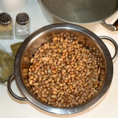 ma dúvida comum entre cozinheiros é o momento ideal para adicionar o sal e outros temperos ao feijão (Foto: Raisa Carvalho/FolhaBV)