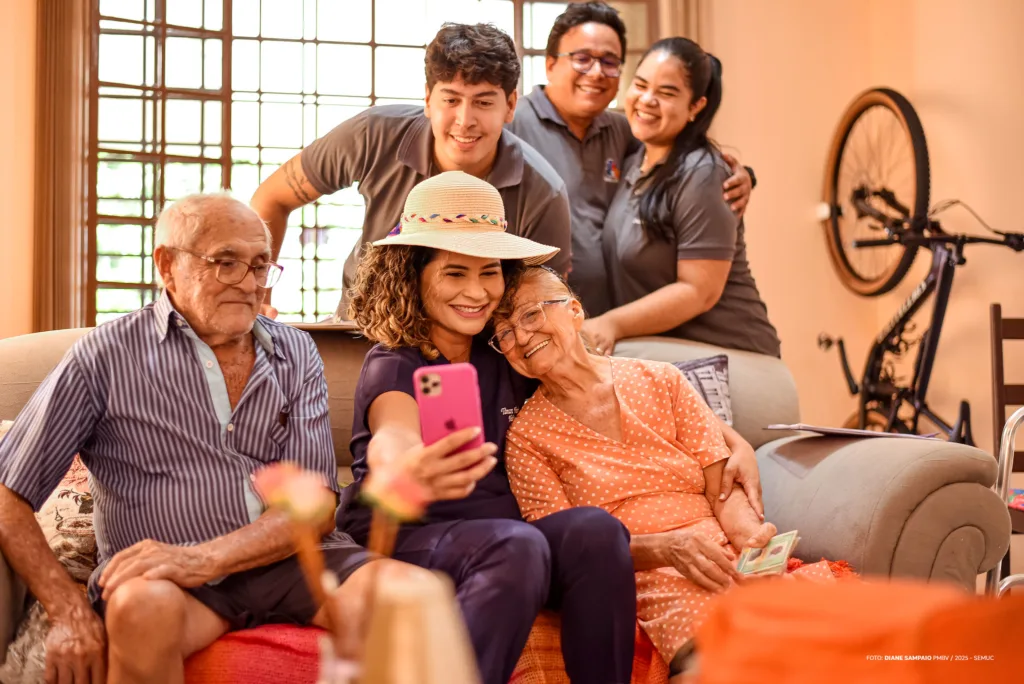  Pacientes com limitações recebem as equipes no conforto de casa, é o que ocorre com o casal Antônia Guedes e João Martins. (Foto: PMBV)