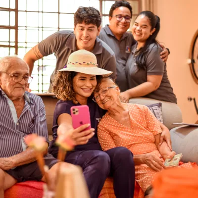  Pacientes com limitações recebem as equipes no conforto de casa, é o que ocorre com o casal Antônia Guedes e João Martins. (Foto: PMBV)