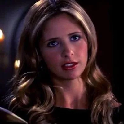 A trama acompanha a vida de Buffy Summers, uma típica adolescente da cidade que chega em uma escola nova, só que dessa vez para enfrentar vampiros (Foto: Divulgação)