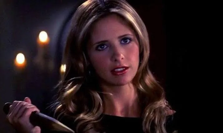 A trama acompanha a vida de Buffy Summers, uma típica adolescente da cidade que chega em uma escola nova, só que dessa vez para enfrentar vampiros (Foto: Divulgação)