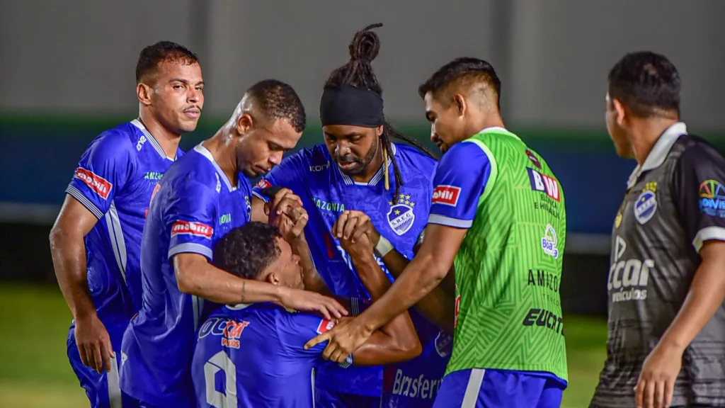 Jogadores celebram gol do São Raimundo contra o Amazonas pelas quartas de final da Copa Verde (Foto: Hélio Garcias/BV Esportes)