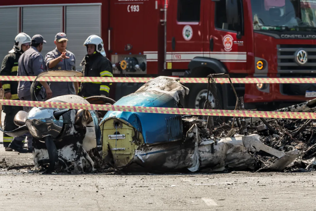 Acidente envolvendo um avião de pequeno porte que caiu na avenida Marquês de São Vicente, após decolar do Campo de Marte (Foto: Paulo Pinto/Agência Brasil)